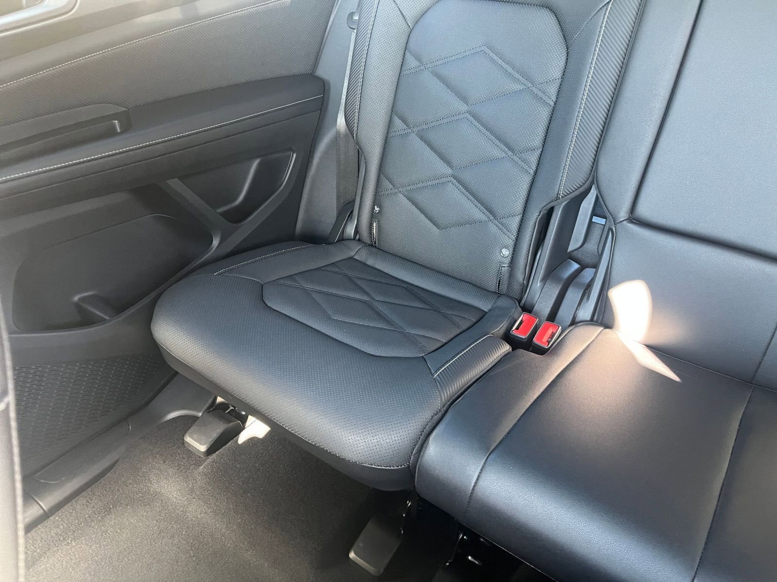 Used 2025 Volkswagen Atlas Cross Sport SE image 41