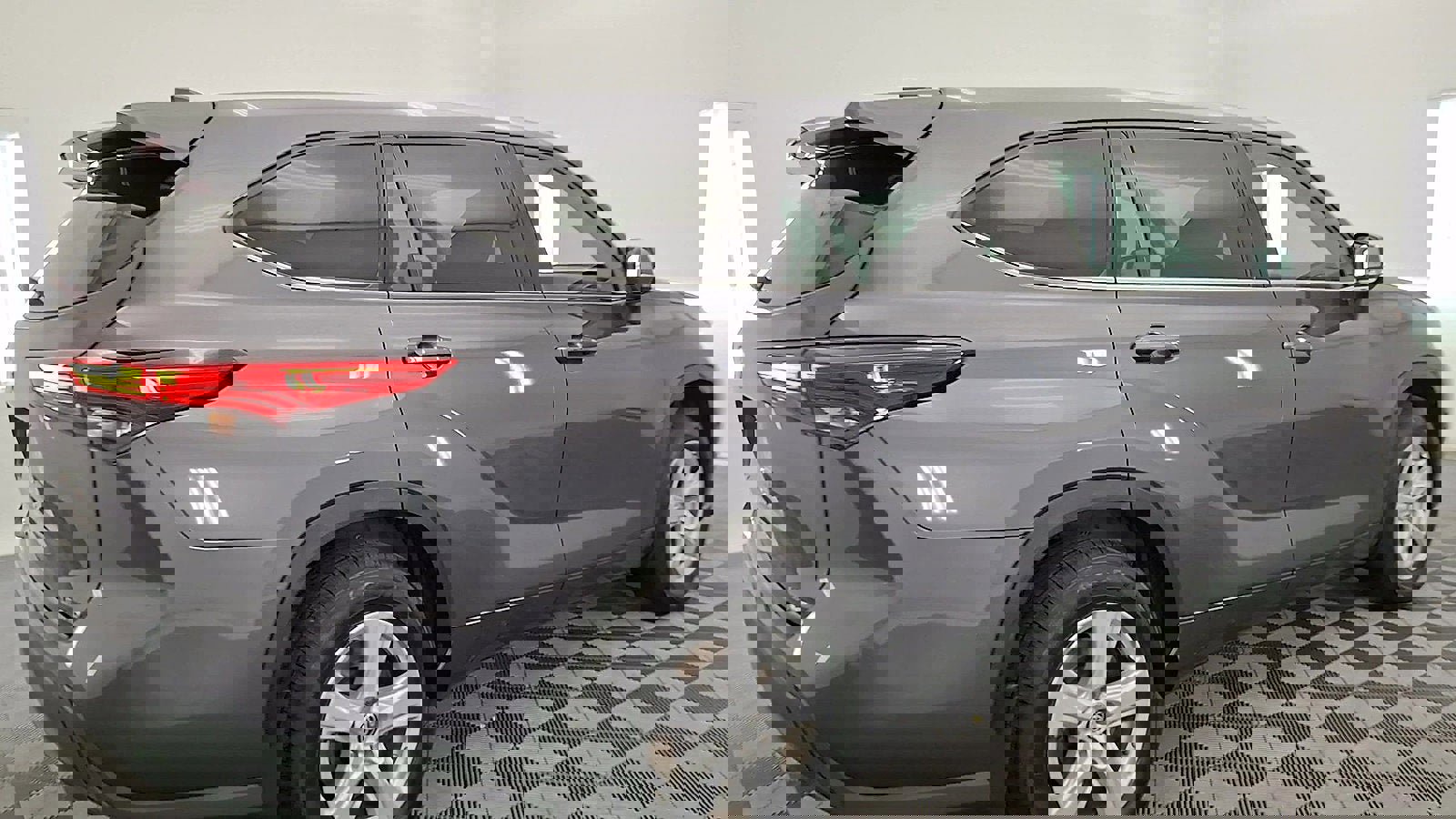 Used 2022 Toyota Highlander LE image 4