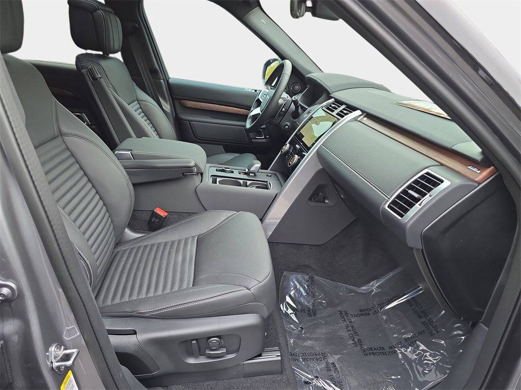 New 2025 Land Rover Discovery Dynamic SE image 10