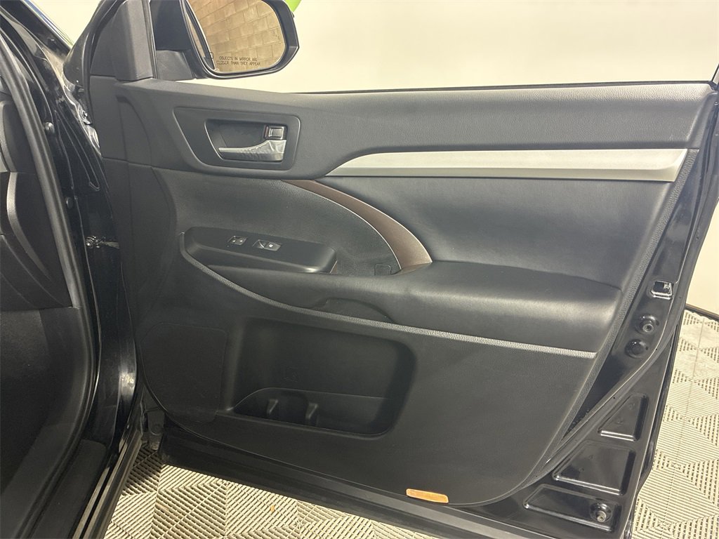 Used 2019 Toyota Highlander XLE image 33