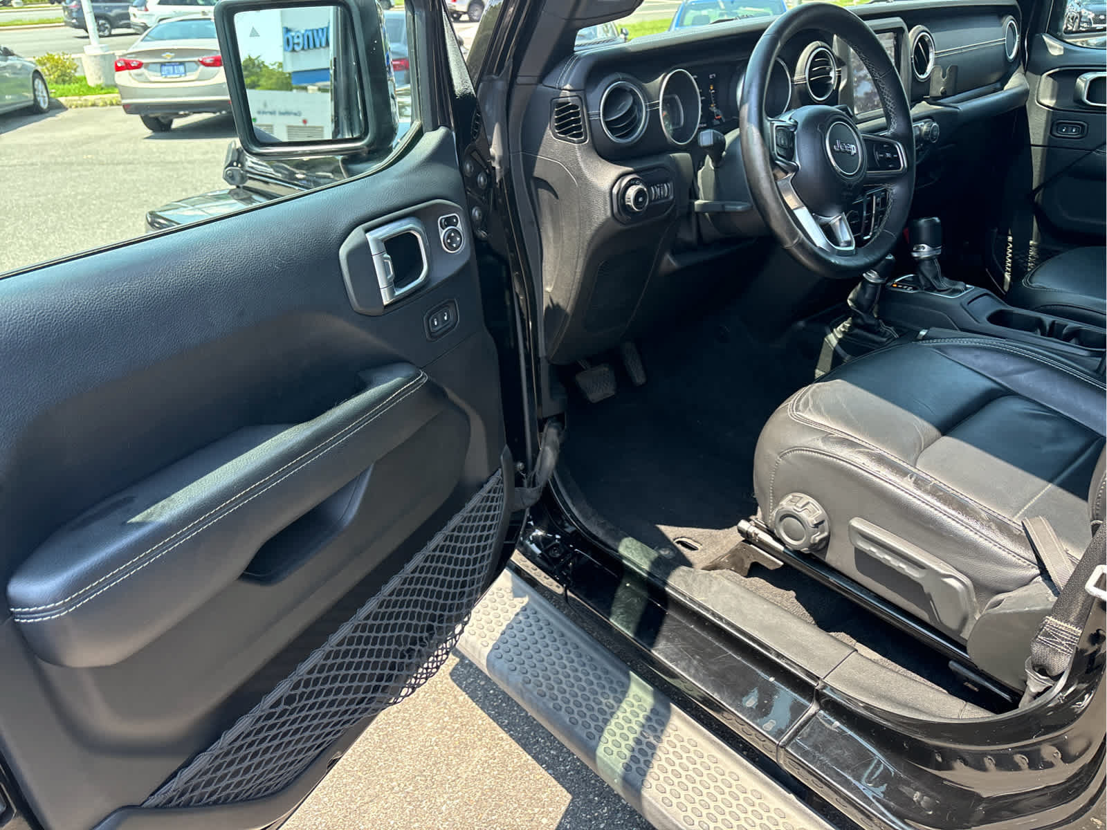 Used 2018 Jeep Wrangler Unlimited Sahara AWD/4WD image 9