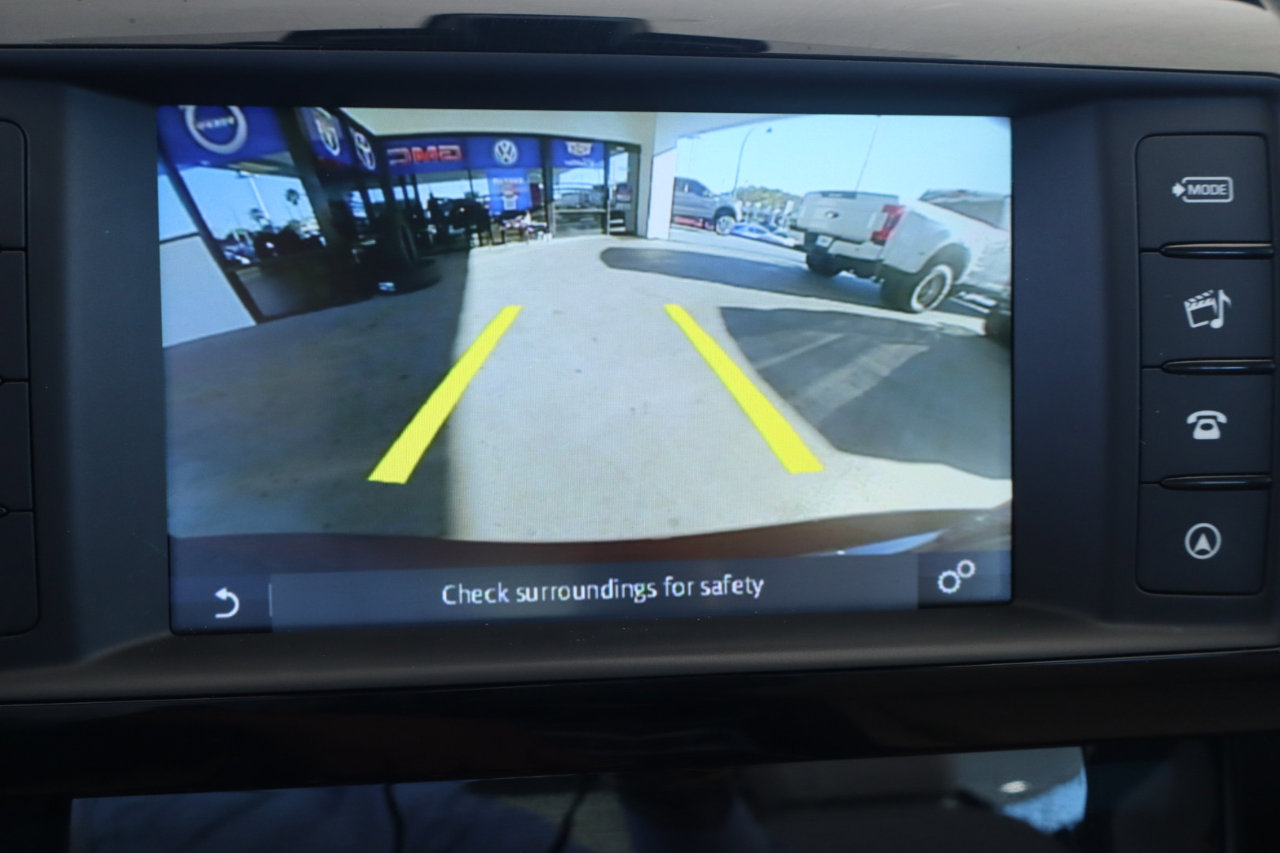 Used 2017 Jaguar XE image 24