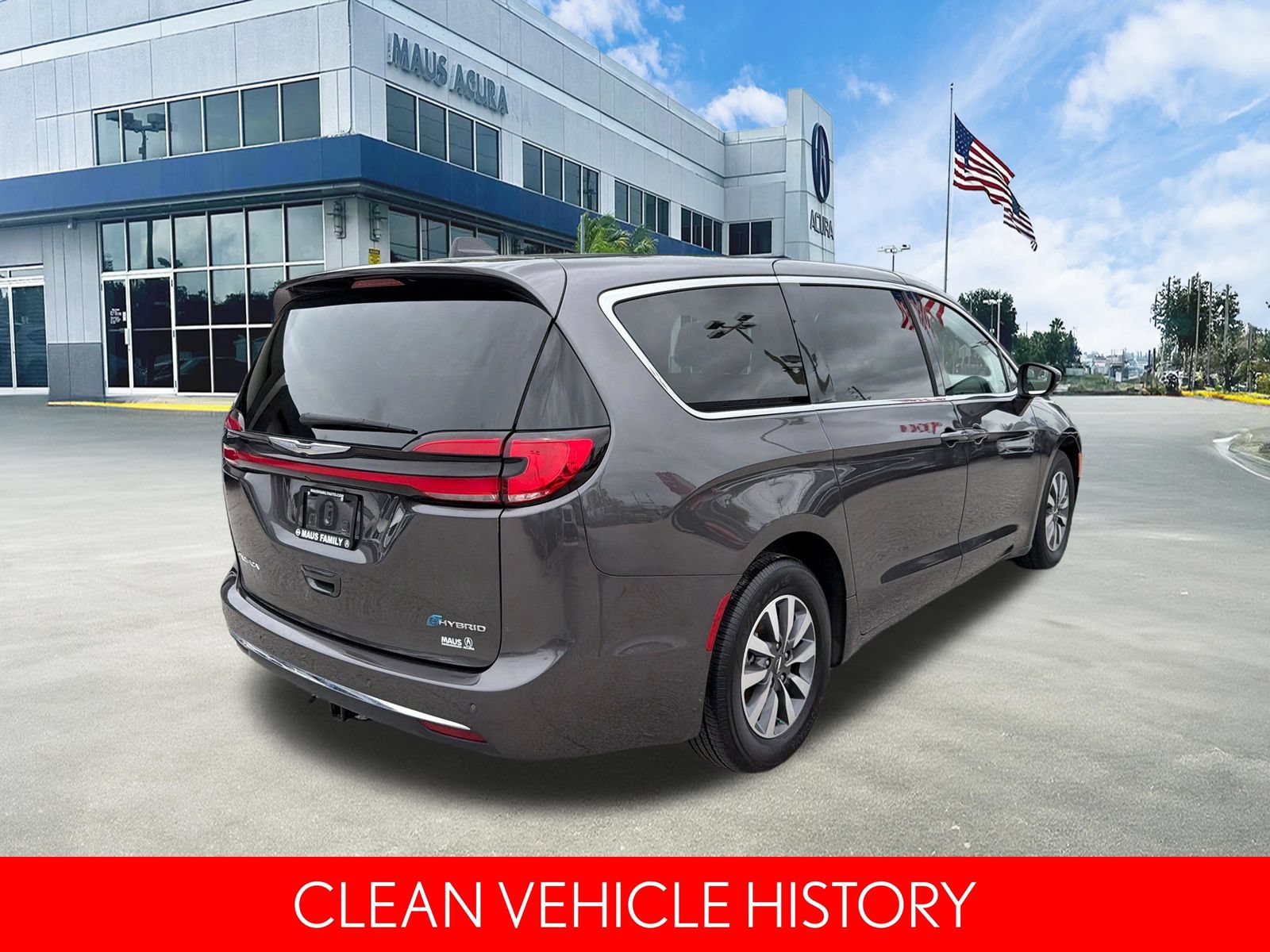 Used 2023 Chrysler Pacifica Touring-L FWD image 4