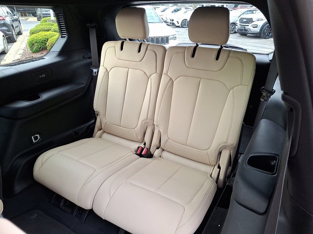 Used 2023 Jeep Grand Cherokee L Limited AWD/4WD image 10