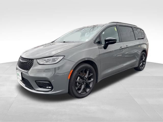 Used 2025 Chrysler Pacifica Limited image 3