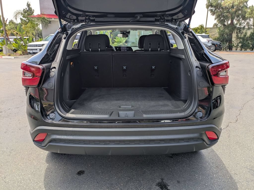 Used 2025 Chevrolet Trax LS FWD image 30
