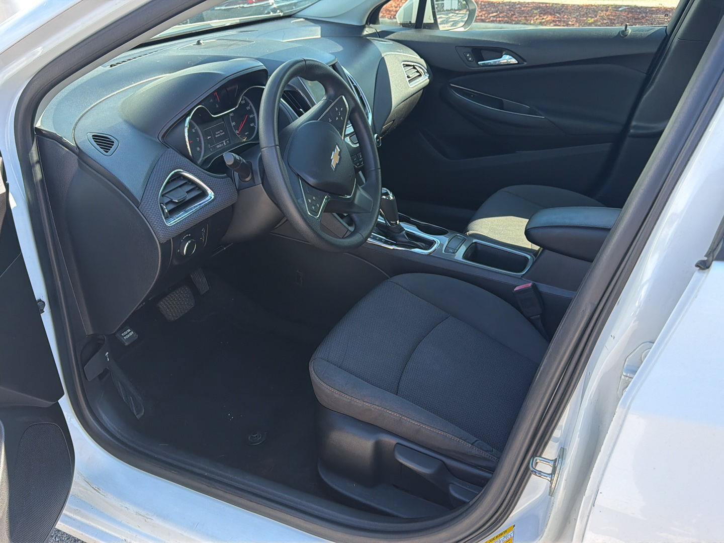 Used 2019 Chevrolet Cruze Sedan FWD image 2