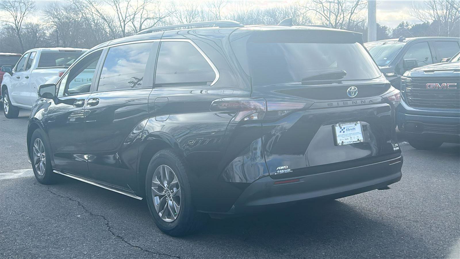 Used 2023 Toyota Sienna XLE image 4