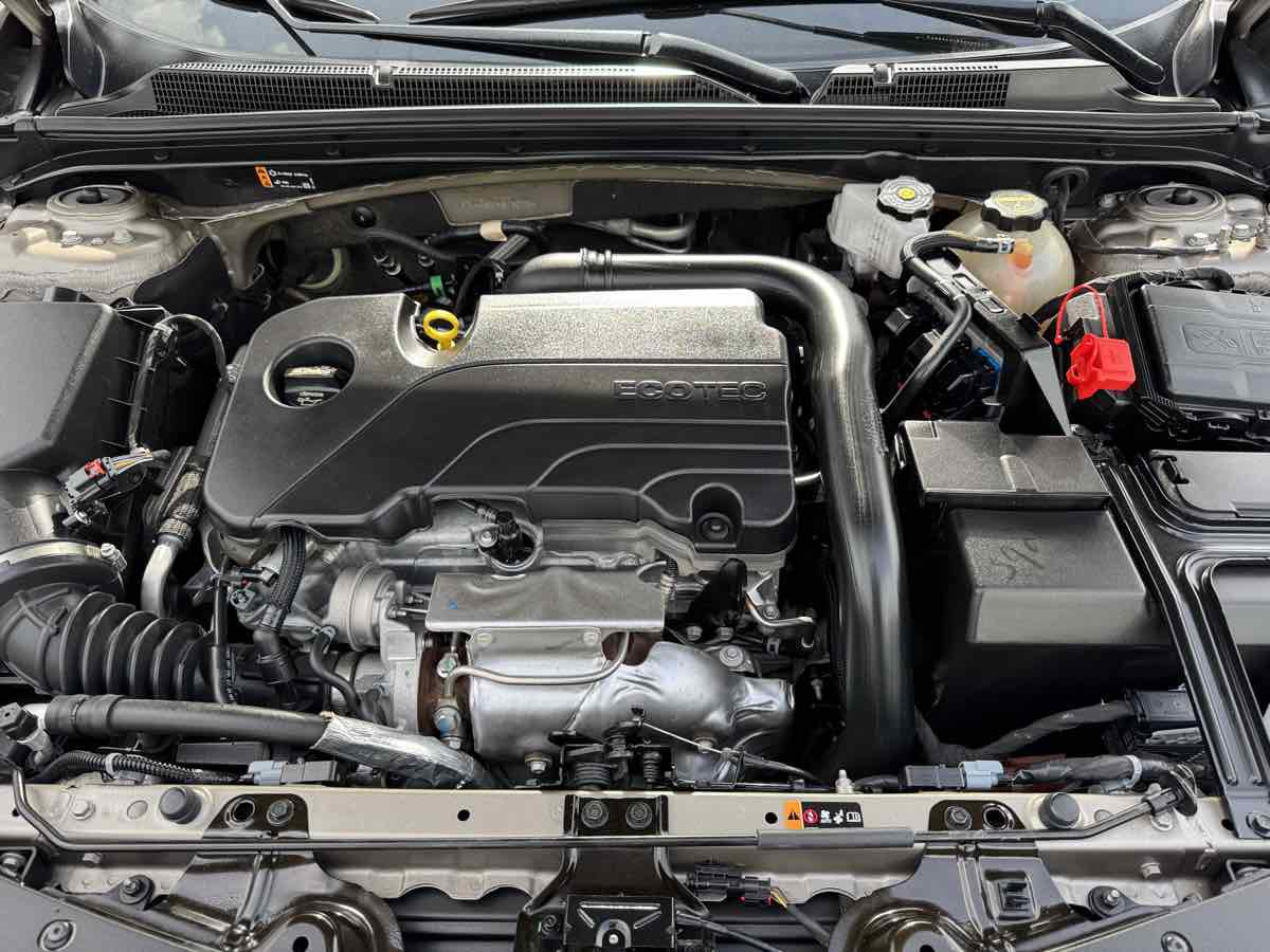 Used 2025 Chevrolet Malibu LT FWD image 8