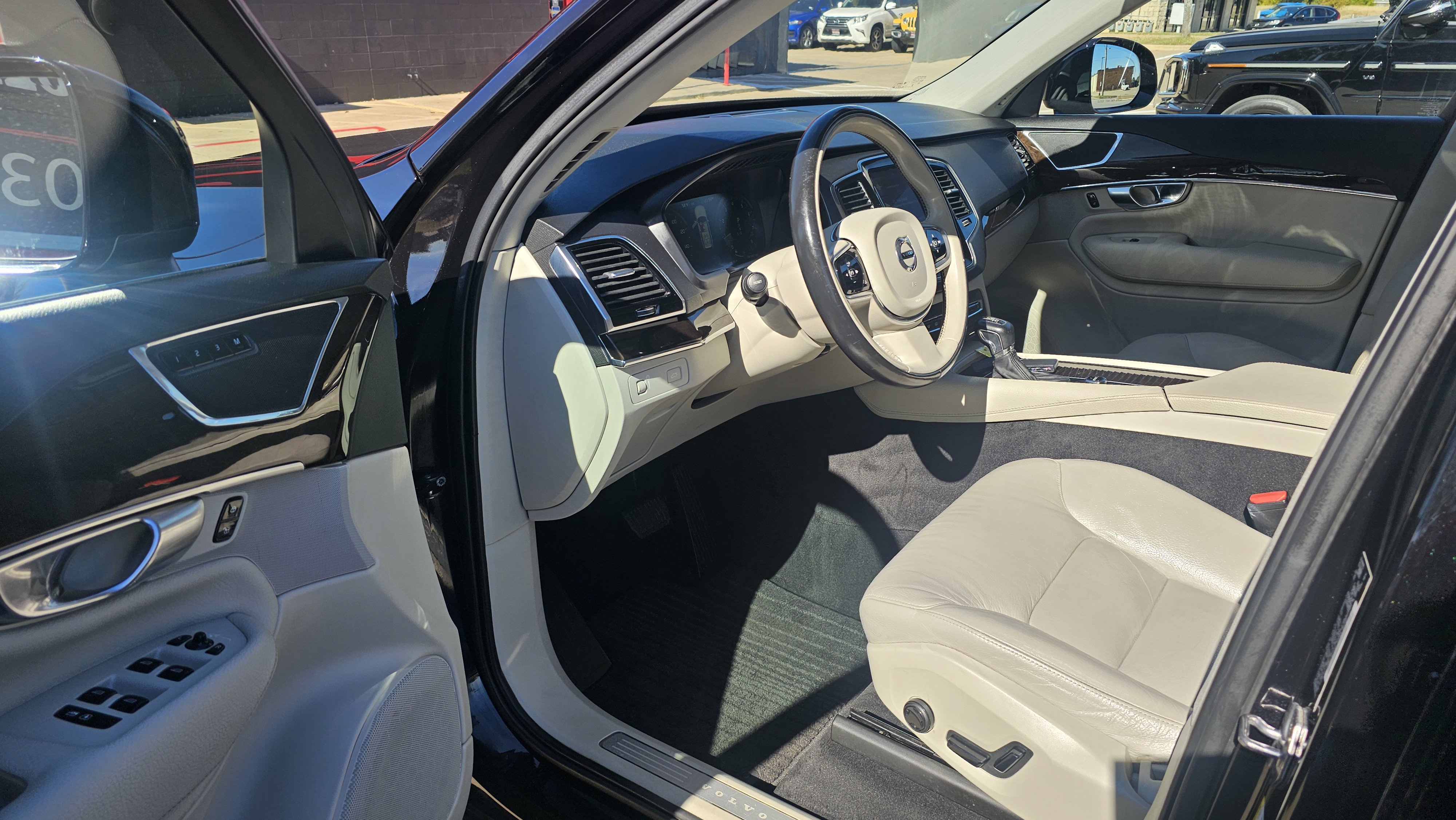 Used 2017 Volvo XC90 T6 Momentum w/ Vision Package image 24