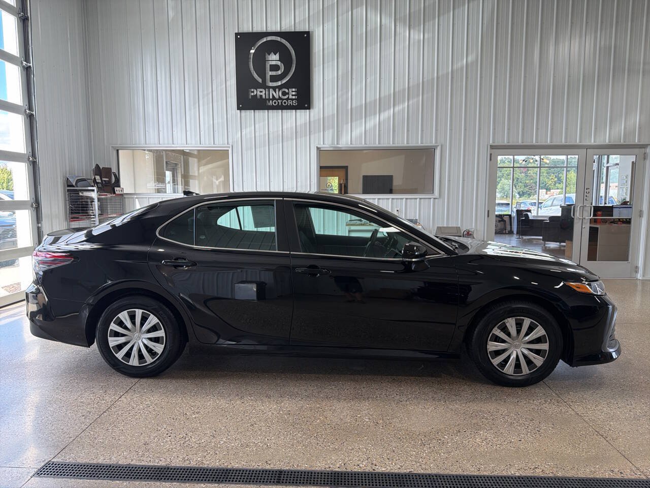 Used 2022 Toyota Camry LE FWD image 6