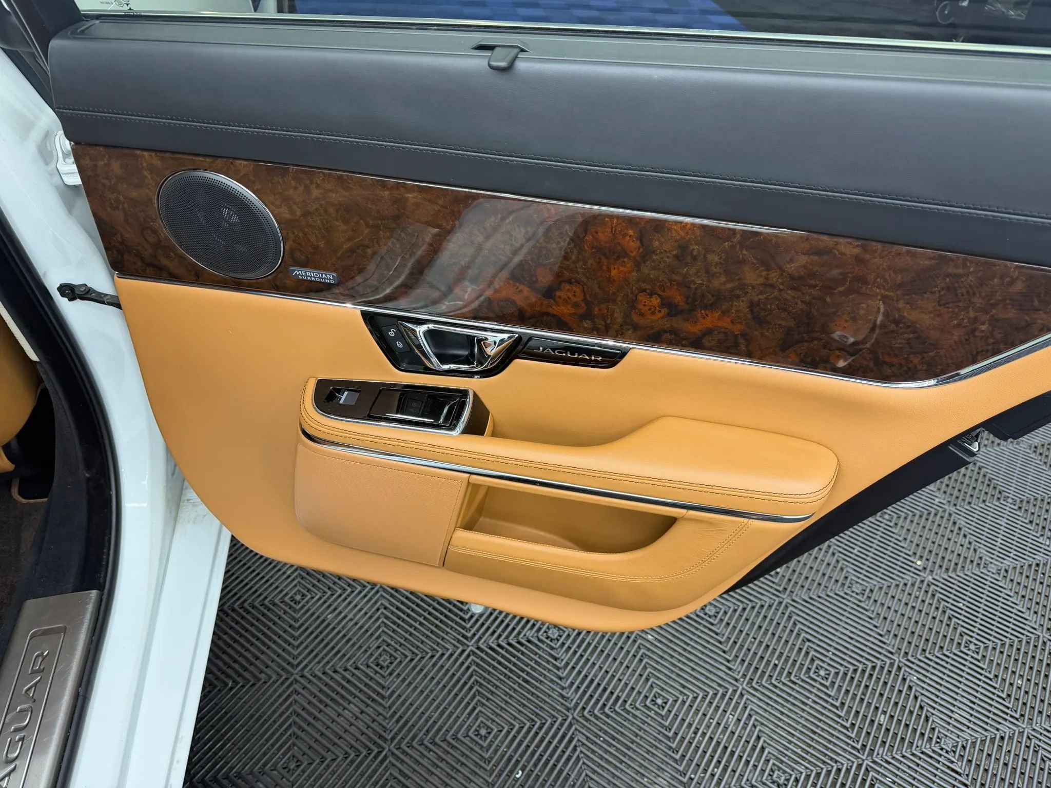 Used 2016 Jaguar XJ L Portfolio AWD/4WD image 9