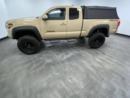 Used 2017 Toyota Tacoma TRD Off-Road w/ Tow Package AWD/4WD image 4