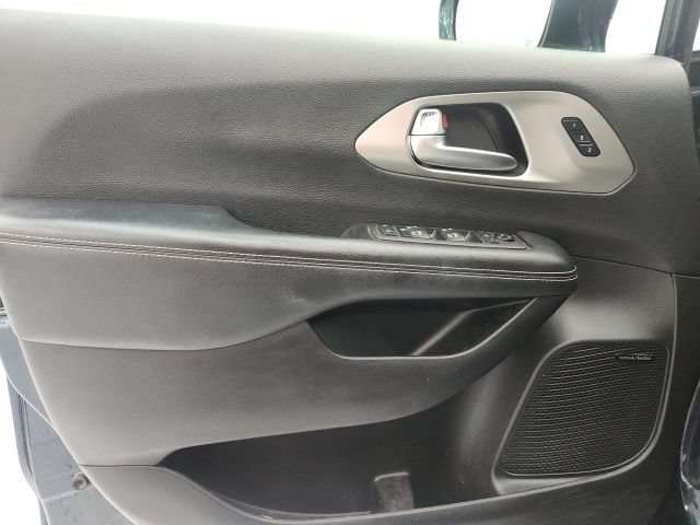 Used 2022 Chrysler Pacifica Limited w/ Uconnect Theater Family Group FWD image 11