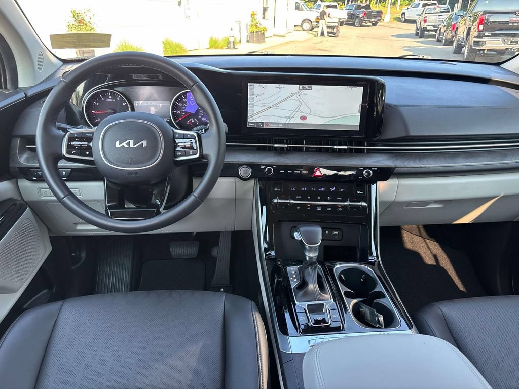 Used 2024 Kia Carnival EX FWD image 10