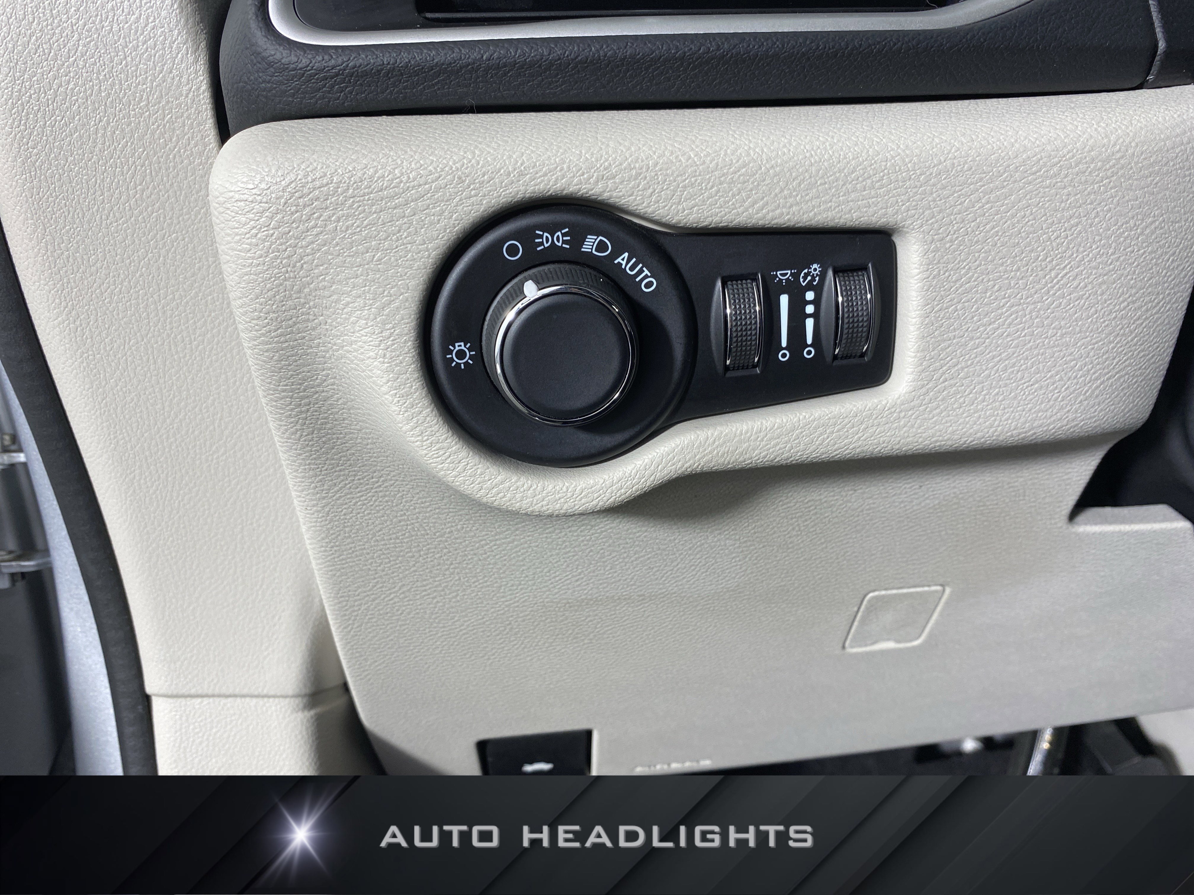 Used 2023 Chrysler Voyager LX image 25