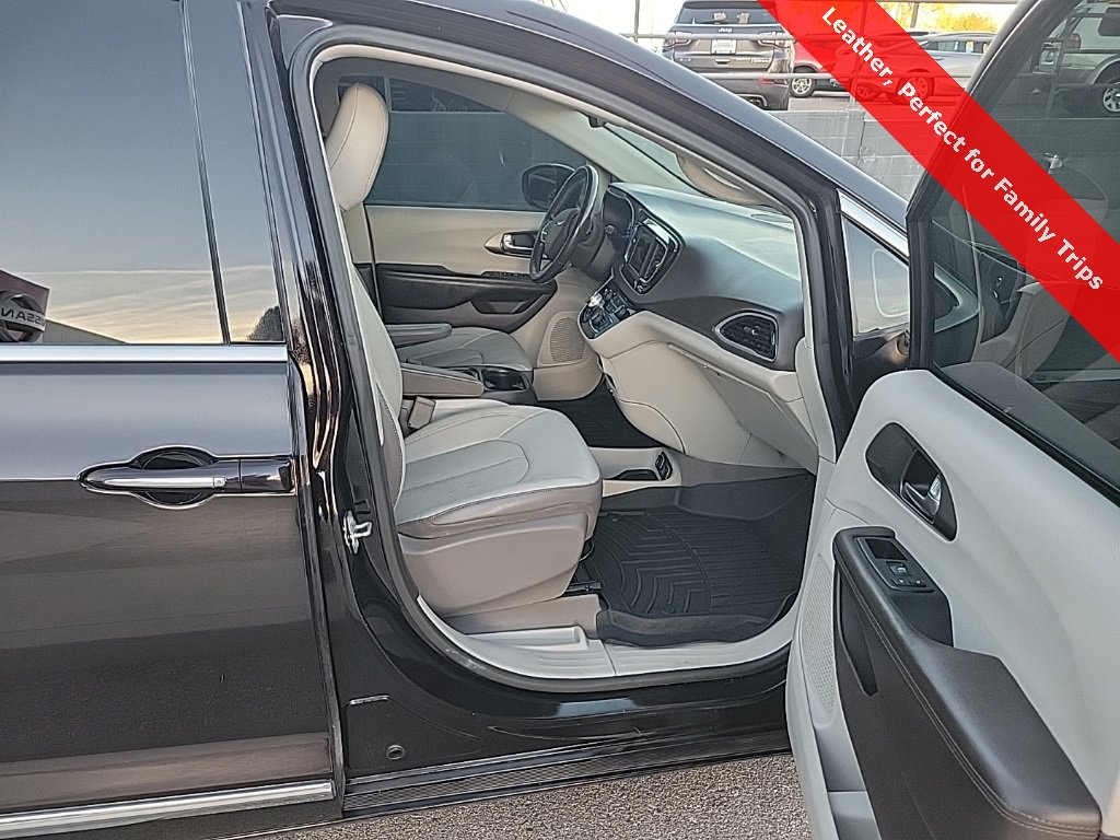 Used 2019 Chrysler Pacifica Touring-L image 17