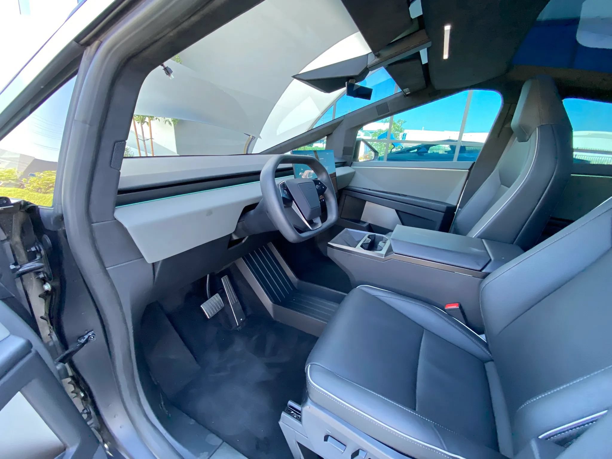 Used 2024 Tesla Cybertruck AWD Crew Cab image 34