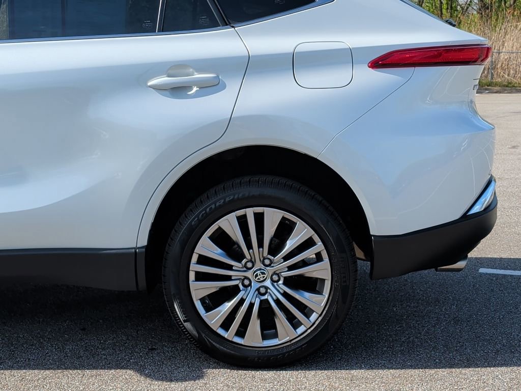 Certified 2023 Toyota Venza XLE AWD/4WD image 5