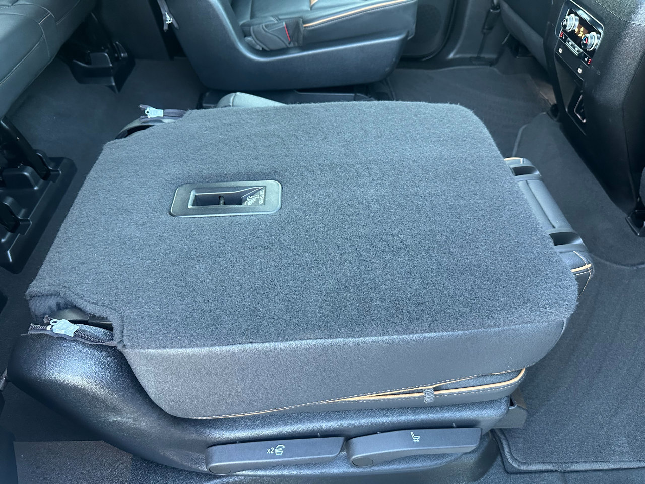 Used 2022 GMC Yukon XL AT4 image 30