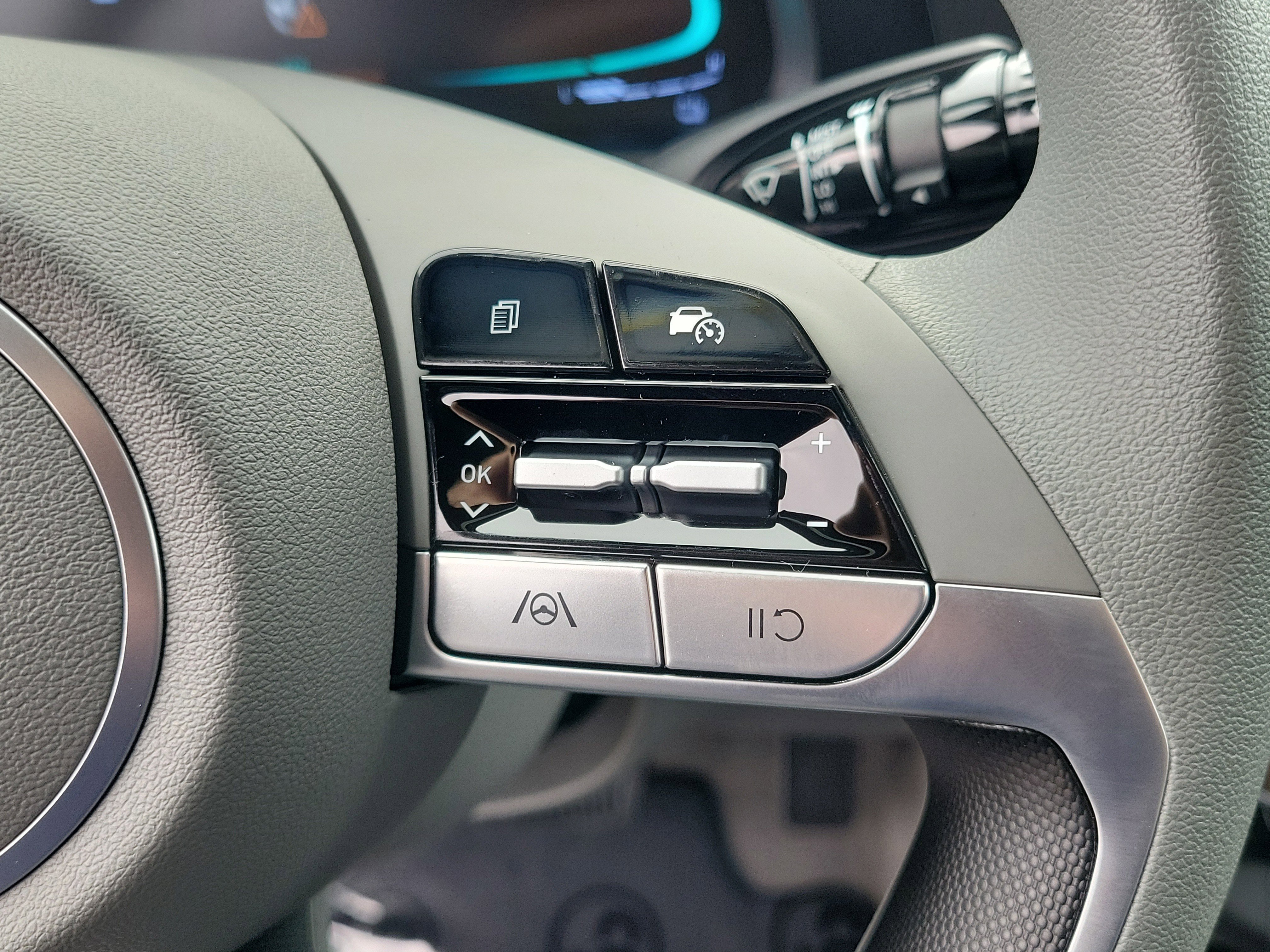 Certified 2025 Hyundai Elantra Hybrid FWD image 18