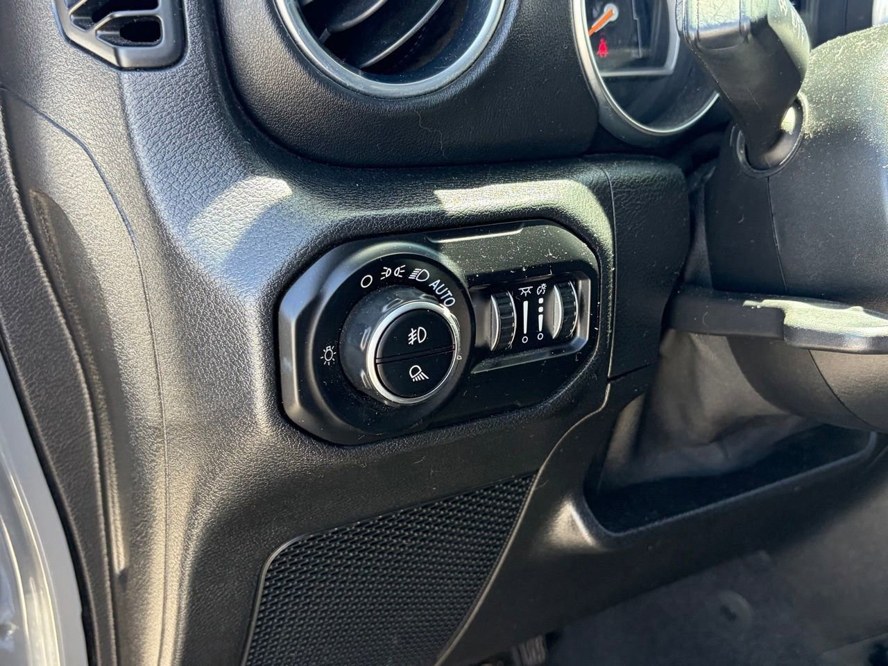 Used 2021 Jeep Gladiator Overland AWD/4WD image 7