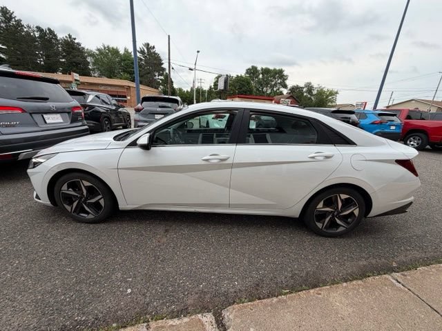 Used 2022 Hyundai Elantra SEL w/ Convenience + Premium Package FWD image 4