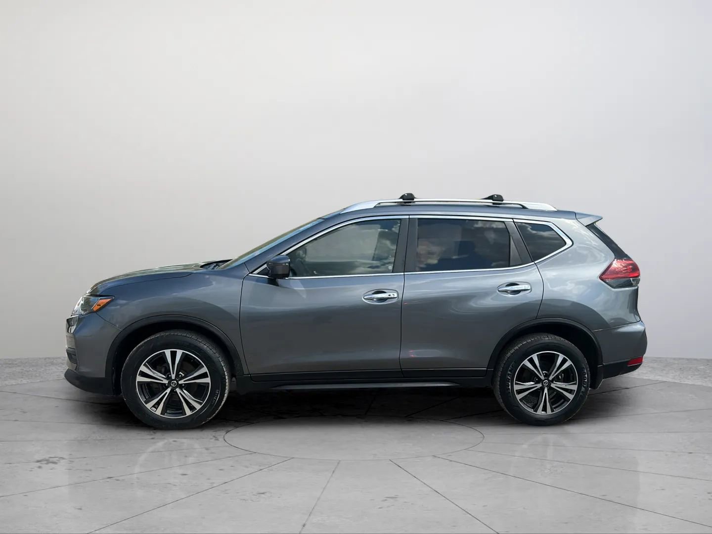 Used 2019 Nissan Rogue SV w/ Sun & Sound Touring Package AWD/4WD image 4