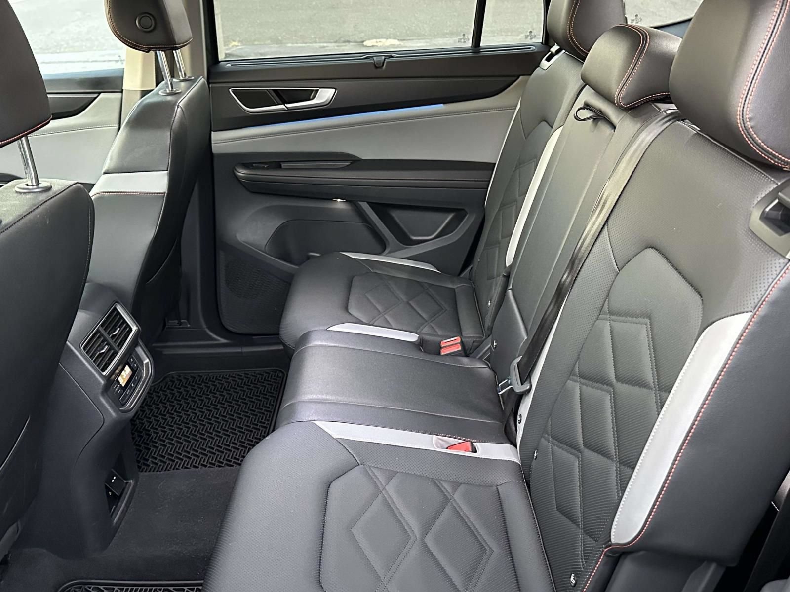 Used 2025 Volkswagen Atlas Peak Edition SE AWD/4WD image 13