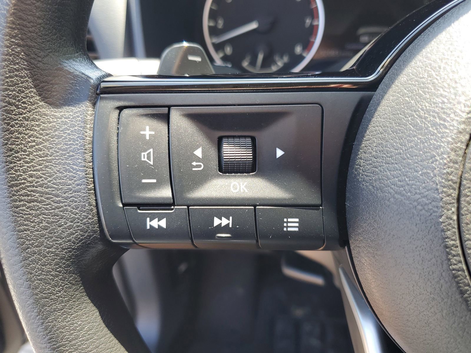 Used 2022 Nissan Rogue SV image 11