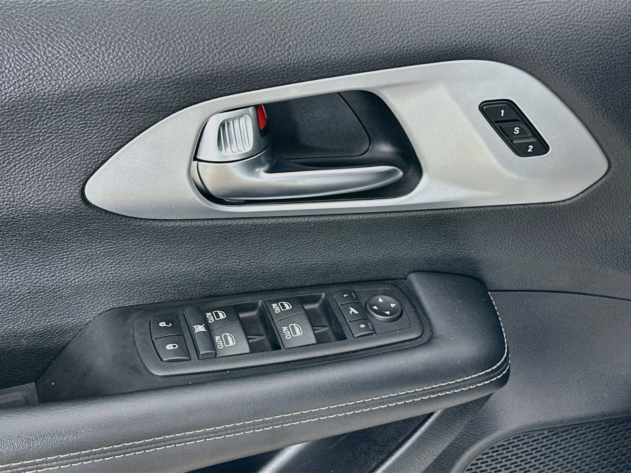 Used 2025 Chrysler Pacifica Limited FWD image 23