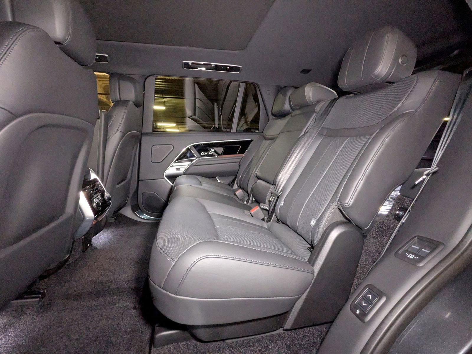 New 2025 Land Rover Range Rover Long Wheelbase SE image 16