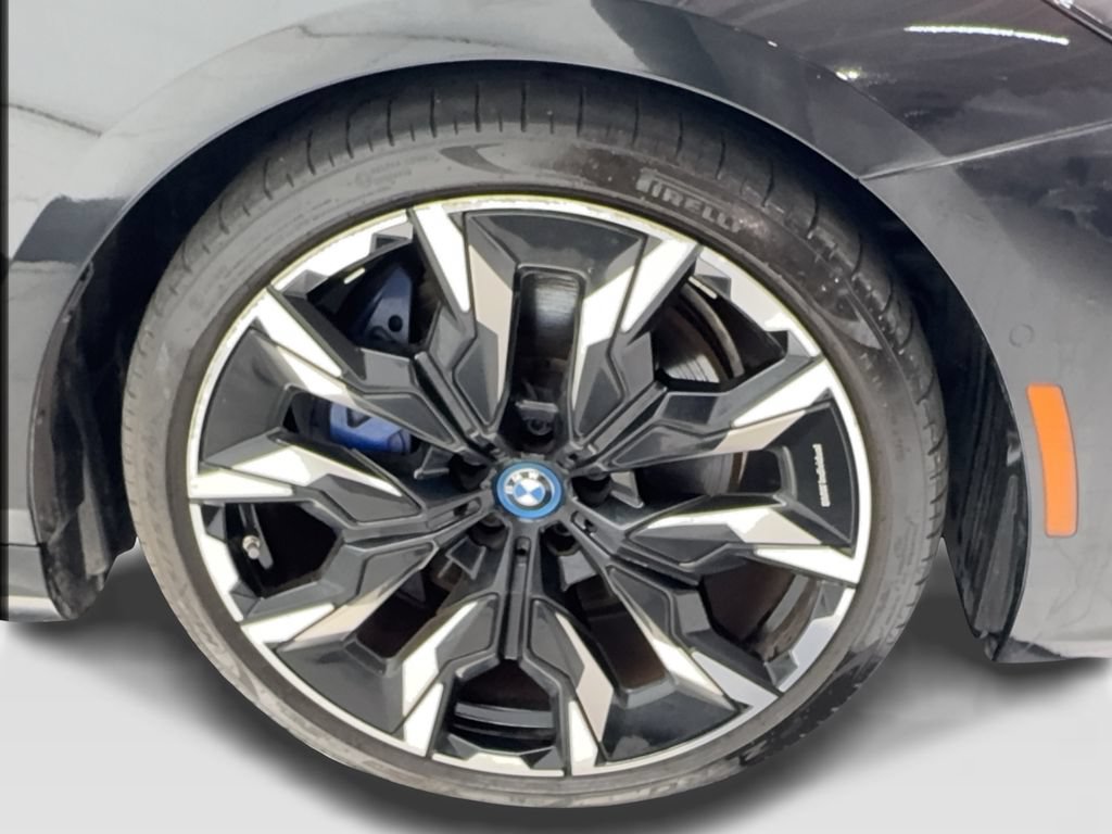 Used 2024 BMW i5 eDrive40i w/ Executive Package RWD image 13
