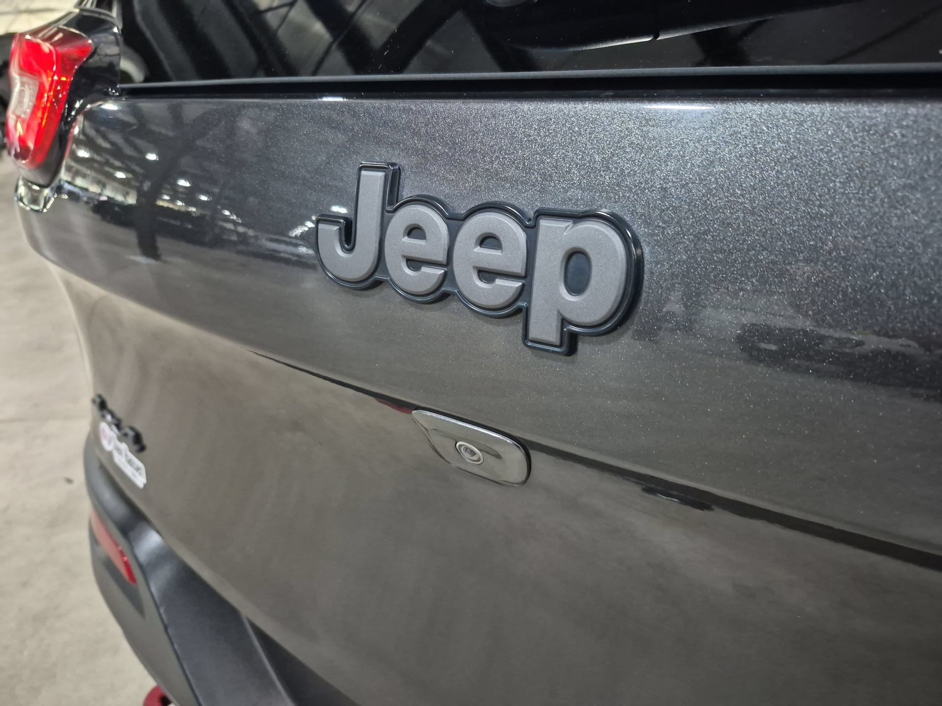 Used 2016 Jeep Cherokee Trailhawk w/ Comfort/Convenience Group AWD/4WD image 30