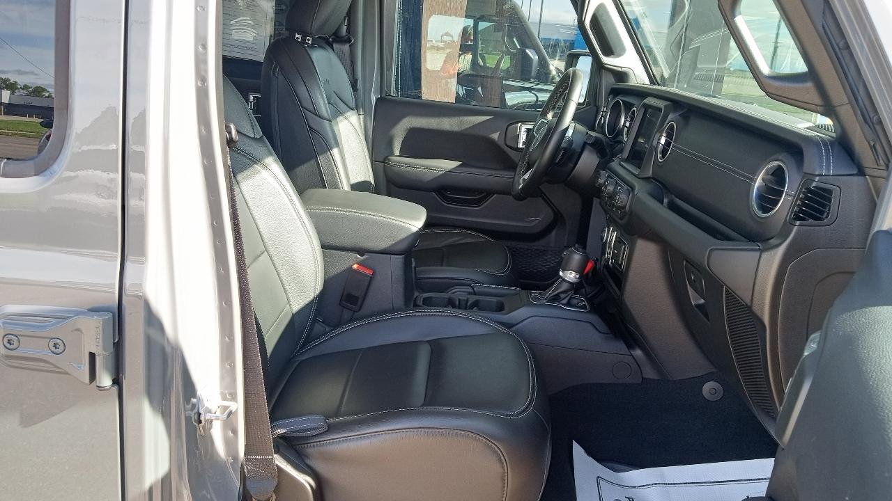 Used 2023 Jeep Wrangler Sahara w/ Cold Weather Group AWD/4WD image 5