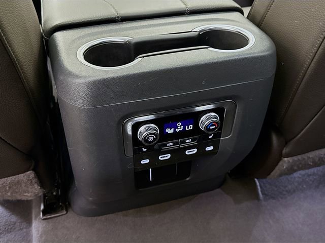 Used 2024 GMC Yukon XL Denali image 29