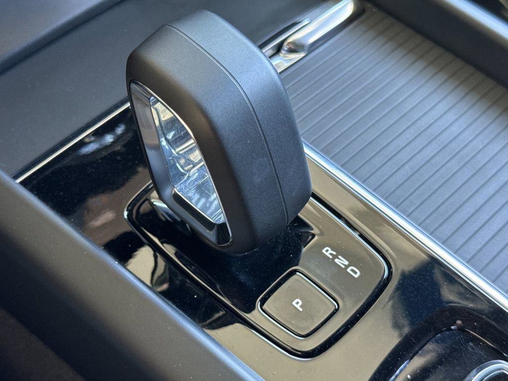 Certified 2025 Volvo XC60 B5 Core image 21