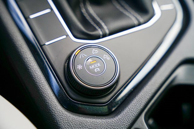 Certified 2025 Volkswagen Taos SE w/ Panoramic Sunroof Package image 18