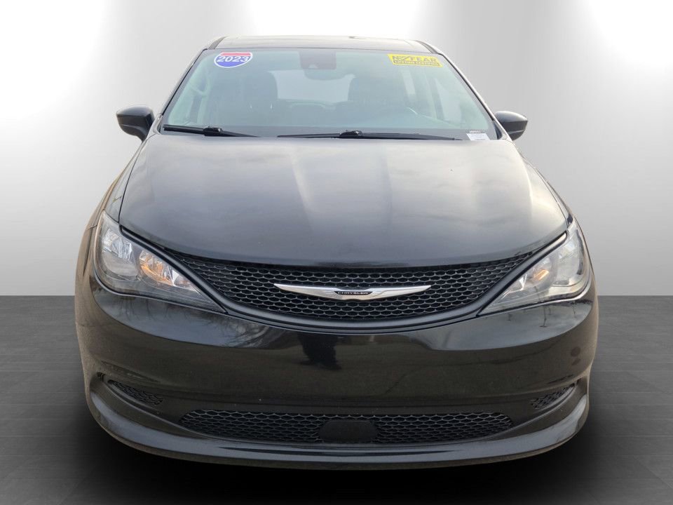 Used 2023 Chrysler Voyager LX image 4