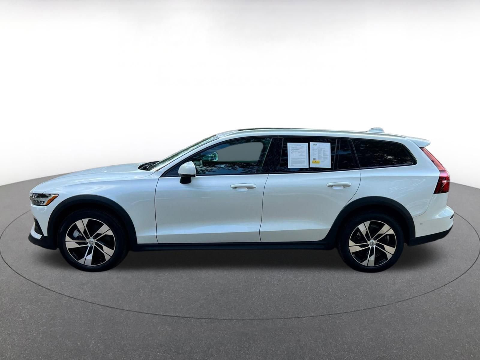 Used 2025 Volvo V60 B5 Cross Country Plus image 4