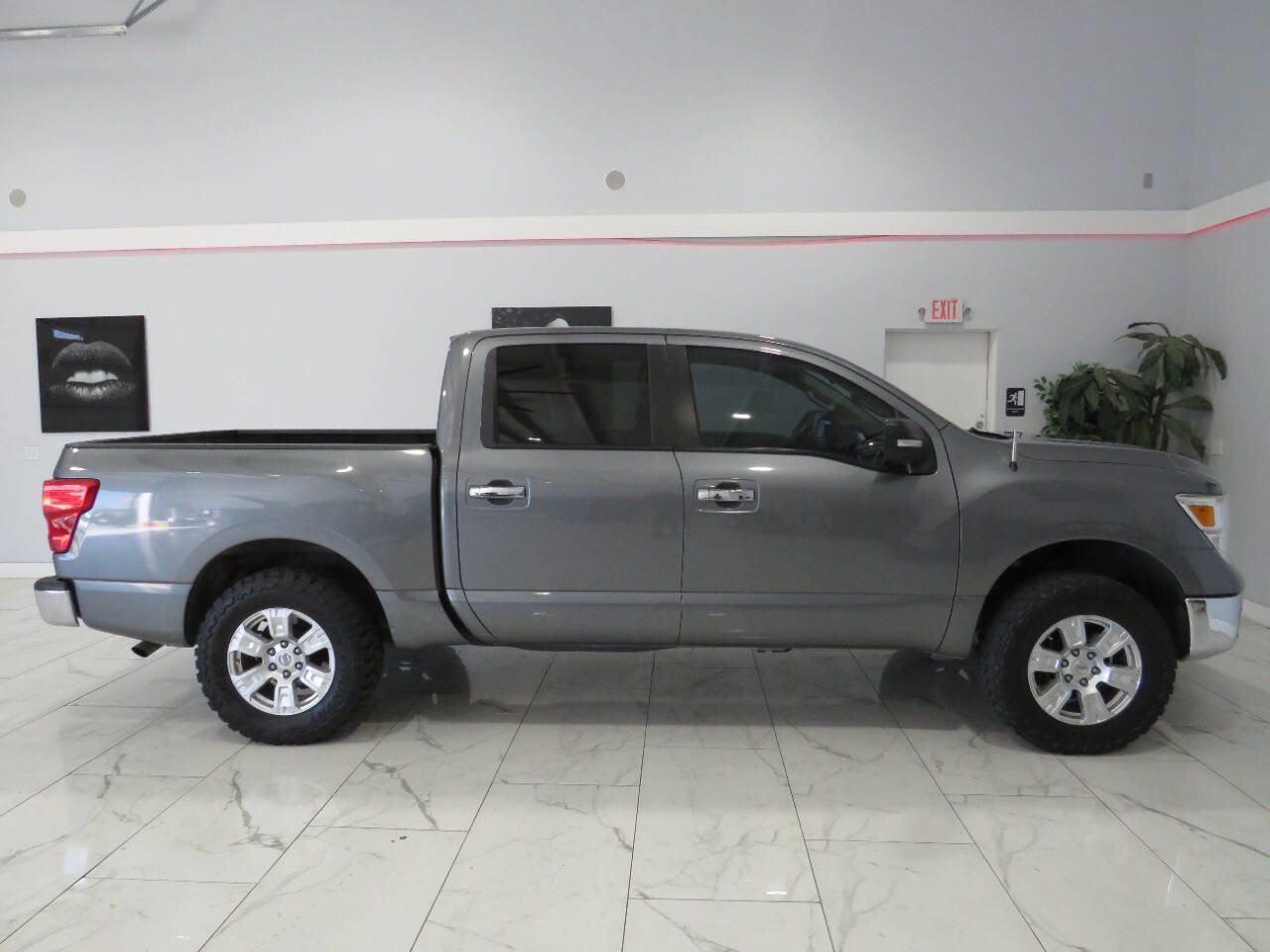 Used 2018 Nissan Titan SV AWD/4WD image 3