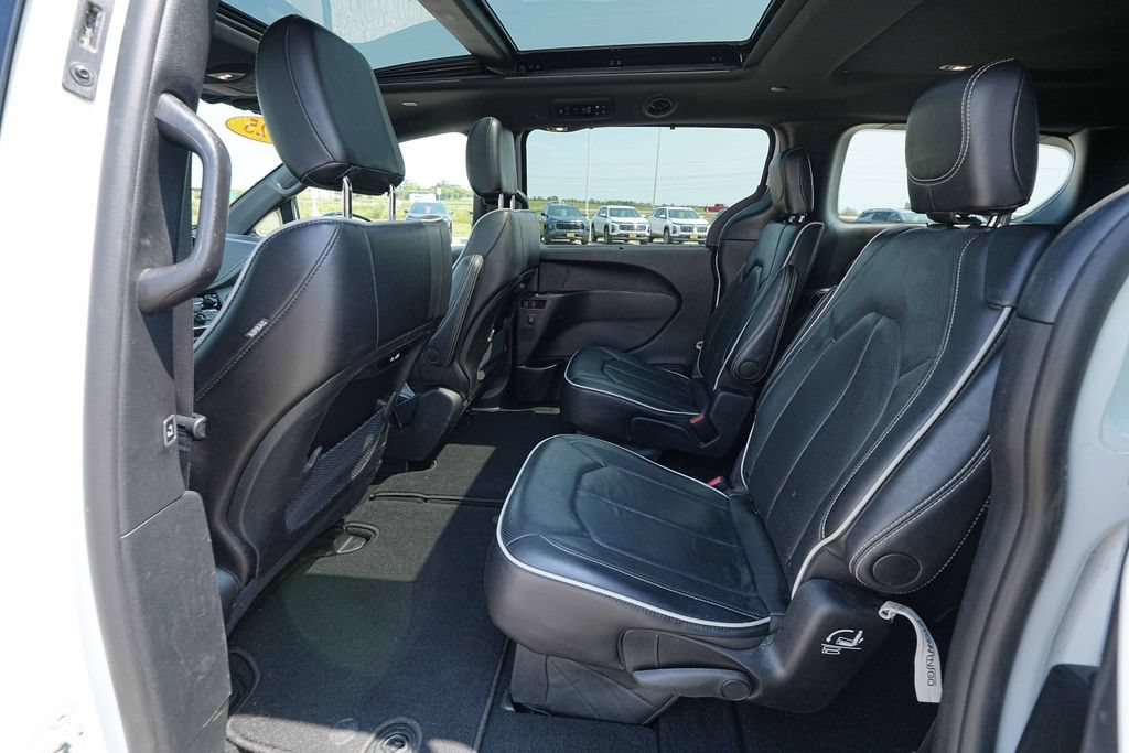 Used 2025 Chrysler Pacifica Limited FWD image 18