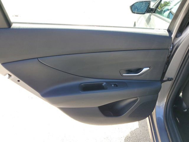 Certified 2022 Hyundai Elantra SEL w/ Winter Weather Package image 8