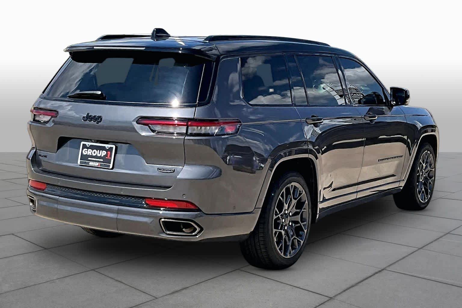 Used 2023 Jeep Grand Cherokee L Summit w/ High Altitude Package AWD/4WD image 11