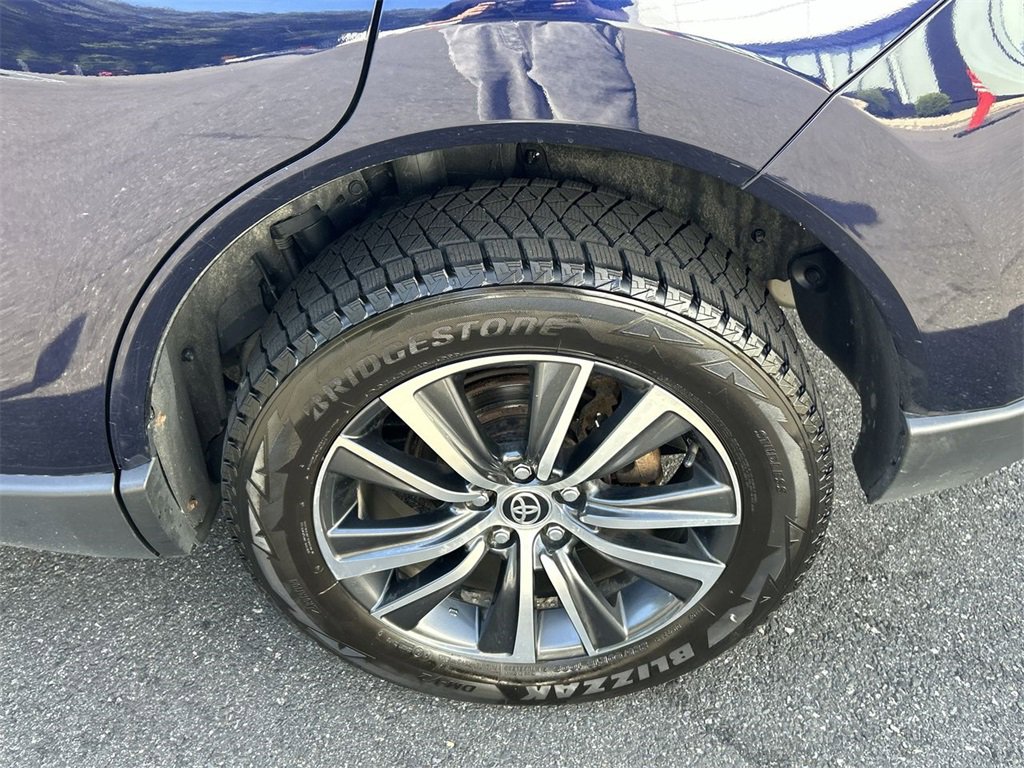 Used 2021 Toyota Venza LE image 11