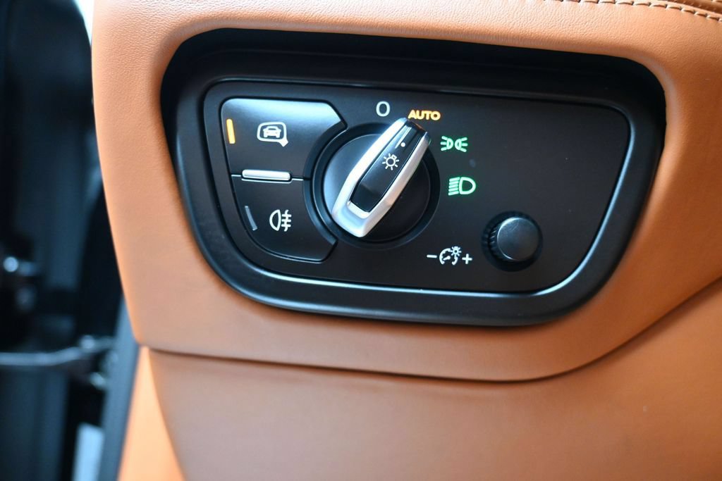 Used 2019 Bentley Bentayga AWD/4WD image 19