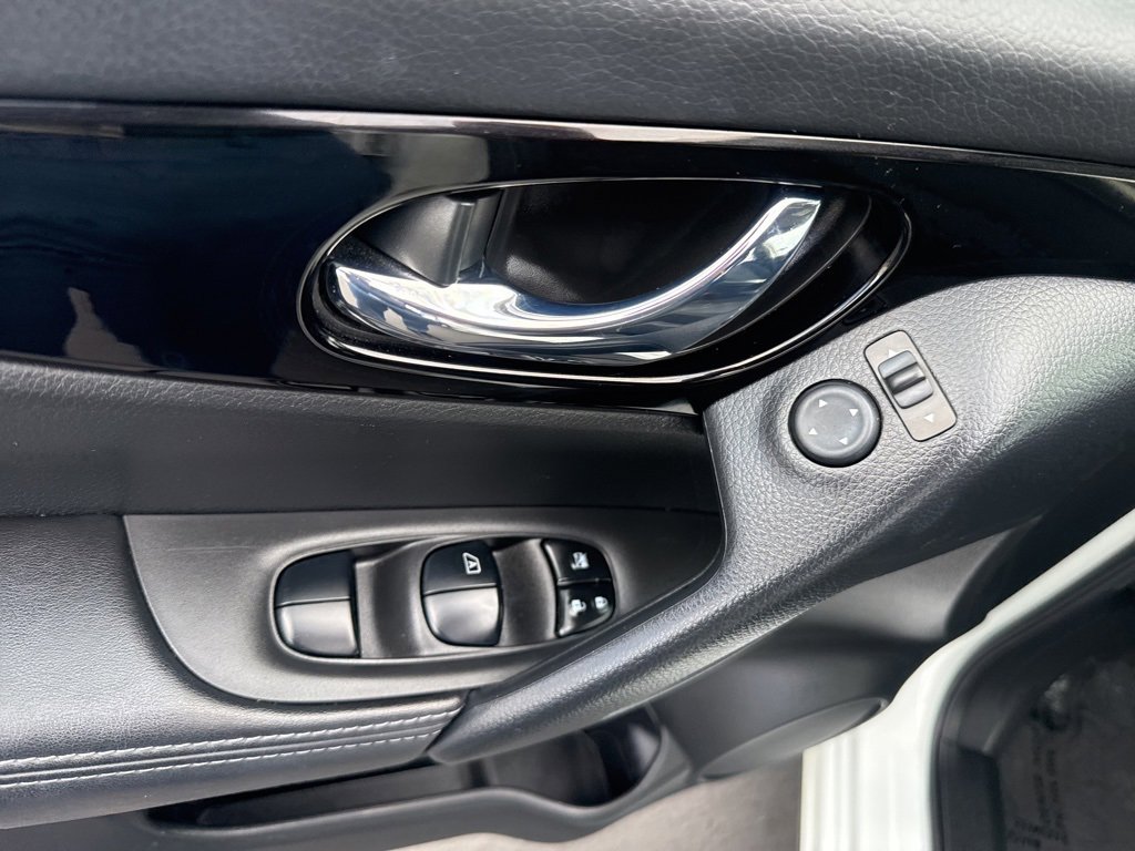 Used 2022 Nissan Rogue Sport SV image 21