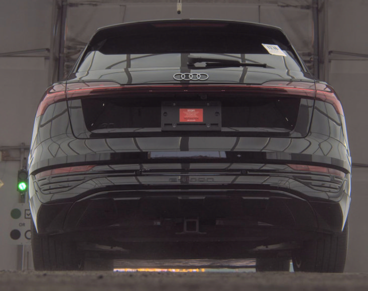 Used 2024 Audi Q8 e-tron Premium AWD/4WD image 12