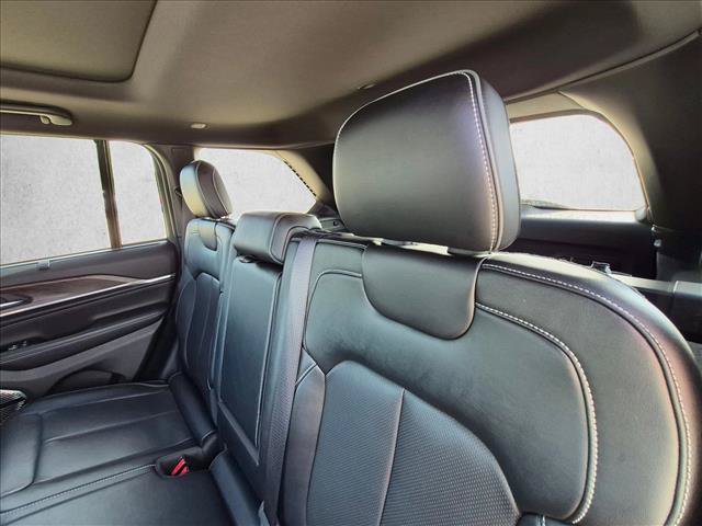 Used 2022 Jeep Grand Cherokee Overland w/ Luxury Tech Group IV AWD/4WD image 15