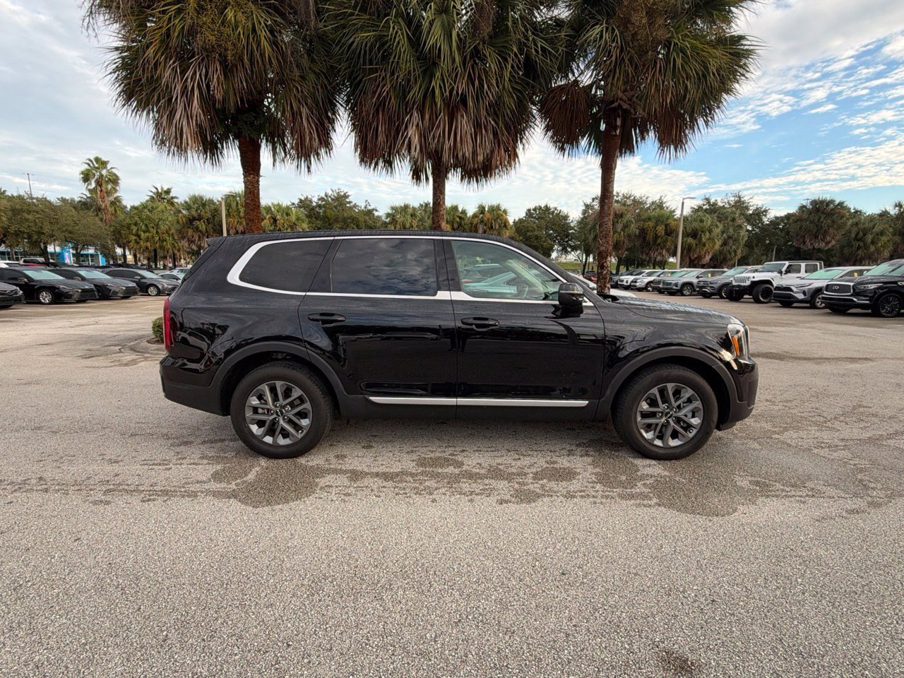 Used 2025 Kia Telluride LX FWD image 4